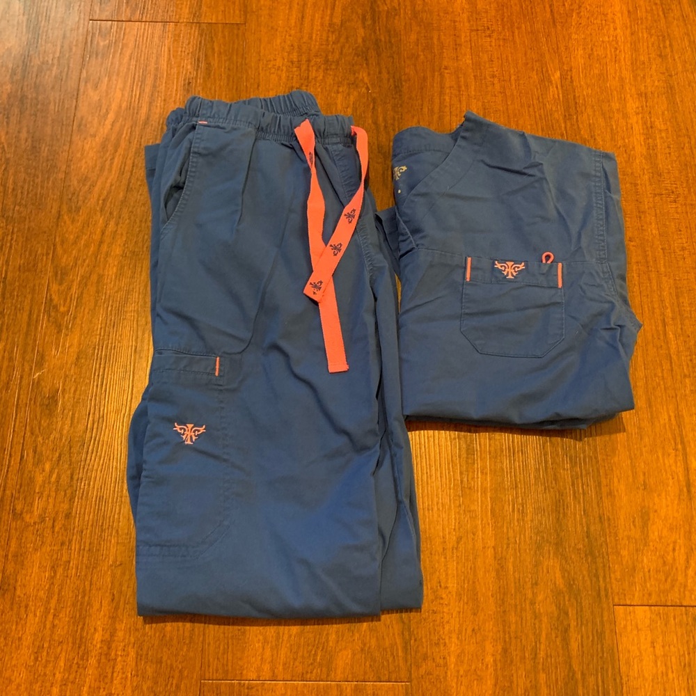 Scrub tops - Picture 2 of 4
